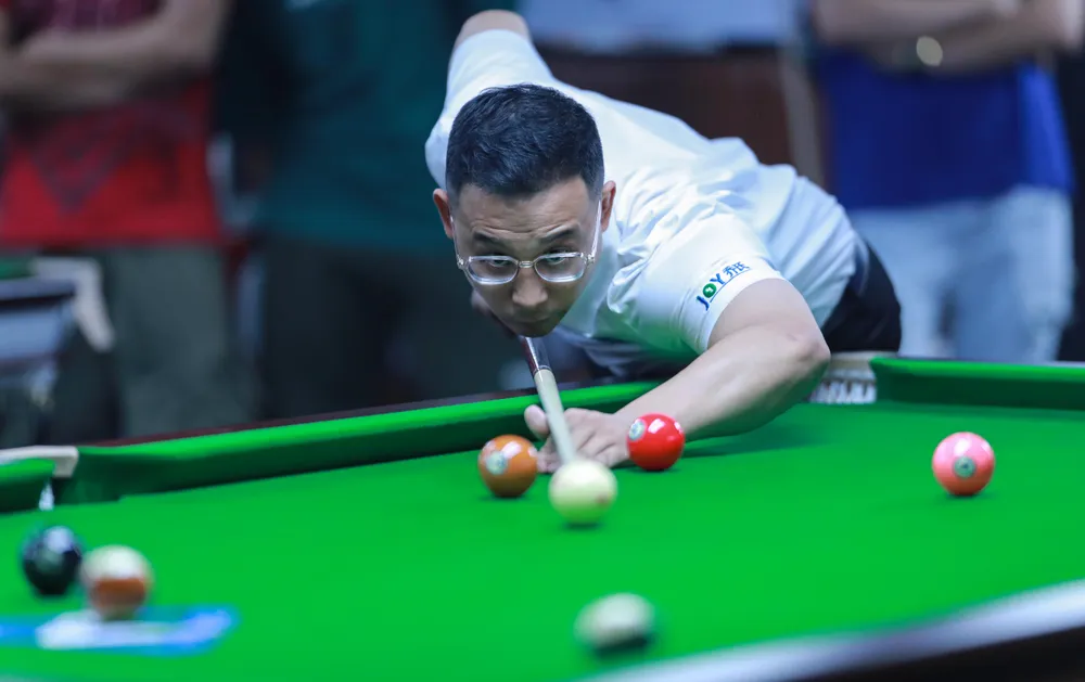 Đại diện Joy thi đấu với cơ thủ Lưu Minh Phúc Đại diện Joy thi đấu với cơ thủ Lưu Minh Phúc