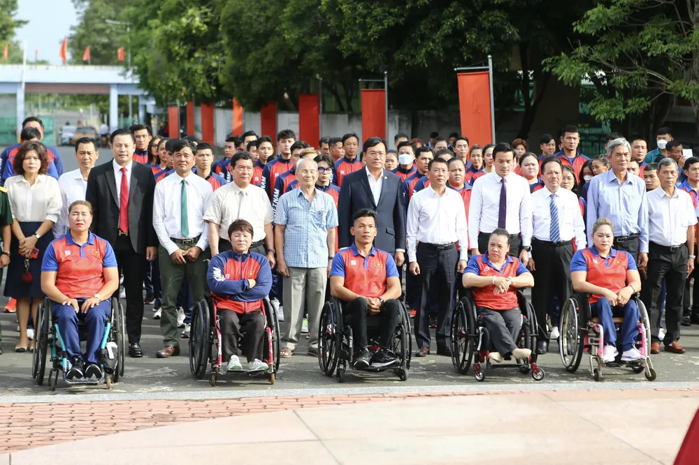 Lãnh đạo và các vận động viên đoạt huy chương SEA Games 32, Para Games 12 làm lễ trước tượng đài Bác tại TT HLQG II Lãnh đạo và các vận động viên đoạt huy chương SEA Games 32, Para Games 12 làm lễ trước tượng đài Bác tại TT HLQG II