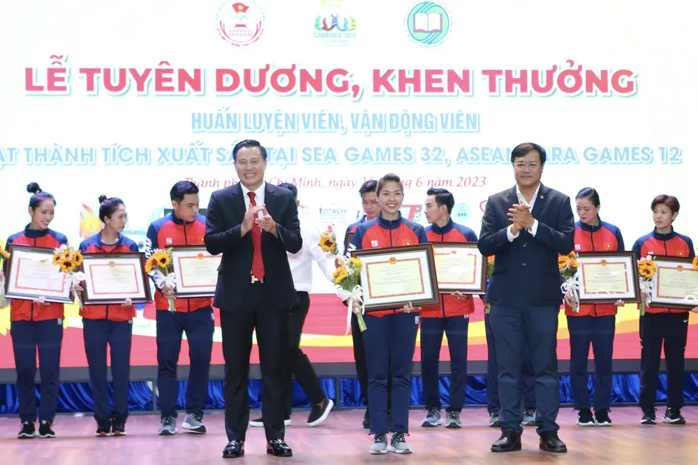 Khen thưởng các vận động viên đoạt huy chương SEA Games 32, Para Games 12 tại TT HLQG II Khen thưởng các vận động viên đoạt huy chương SEA Games 32, Para Games 12 tại TT HLQG II