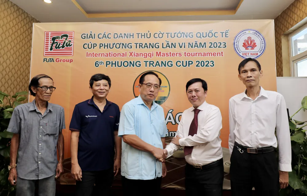 Nhà tài trợ và Liên đoàn cờ ra mắt giải đấu tại buổi họp báo