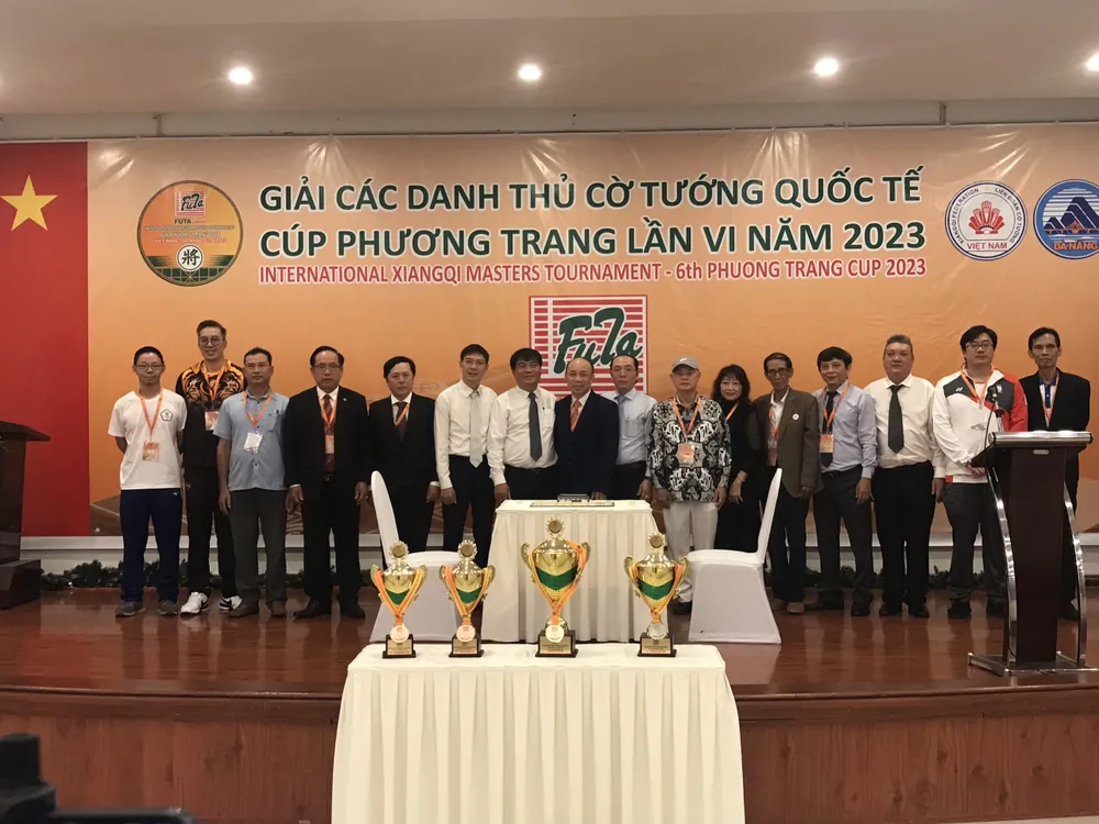 Ban tổ chức giải chụp ảnh lưu niệm tại buổi lễ khai mạc.