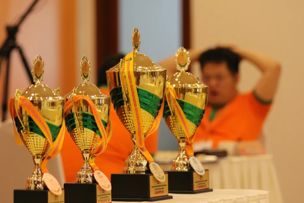 Kỳ vương Tưởng Xuyên (phía xa) vô địch cúp Phương Trang lần thứ hai