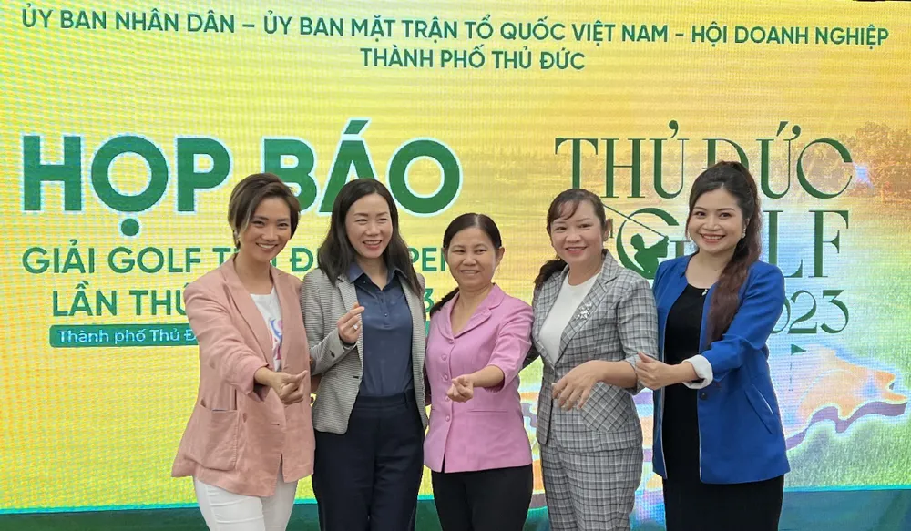 BTC chụp ảnh lưu niệm sau buổi họp báo