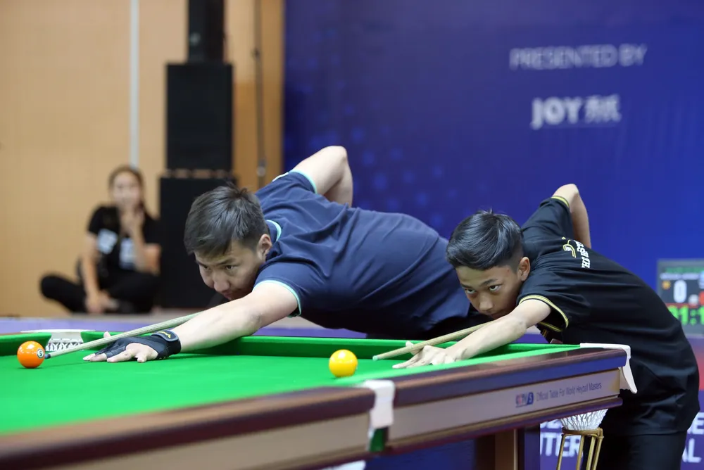 Tay cơ Muhamad Afid (phảii) được xem thần đồng Billiard người Malaysia vừa mới 13 tuổi Tay cơ Muhamad Afid (phảii) được xem thần đồng Billiard người Malaysia vừa mới 13 tuổi