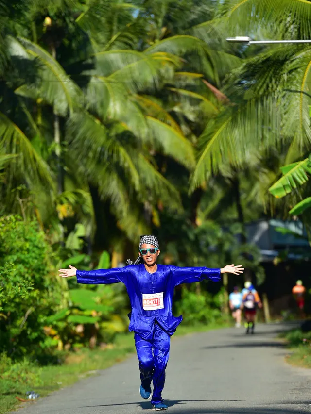 Hình ảnh VĐV giải chạy Marathon Bến Tre năm 2022 chạy bên hàng dừa xanh đẹp được xem là đặc sản Bến Tre Hình ảnh VĐV giải chạy Marathon Bến Tre năm 2022 chạy bên hàng dừa xanh đẹp được xem là đặc sản Bến Tre