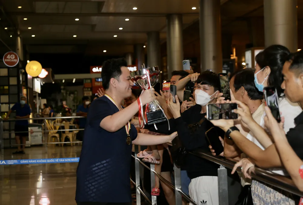 Cơ thủ Bao Phương Vinh được đông đảo người hâm mộ chào đón tại sân bay Tân Sơn Nhất
