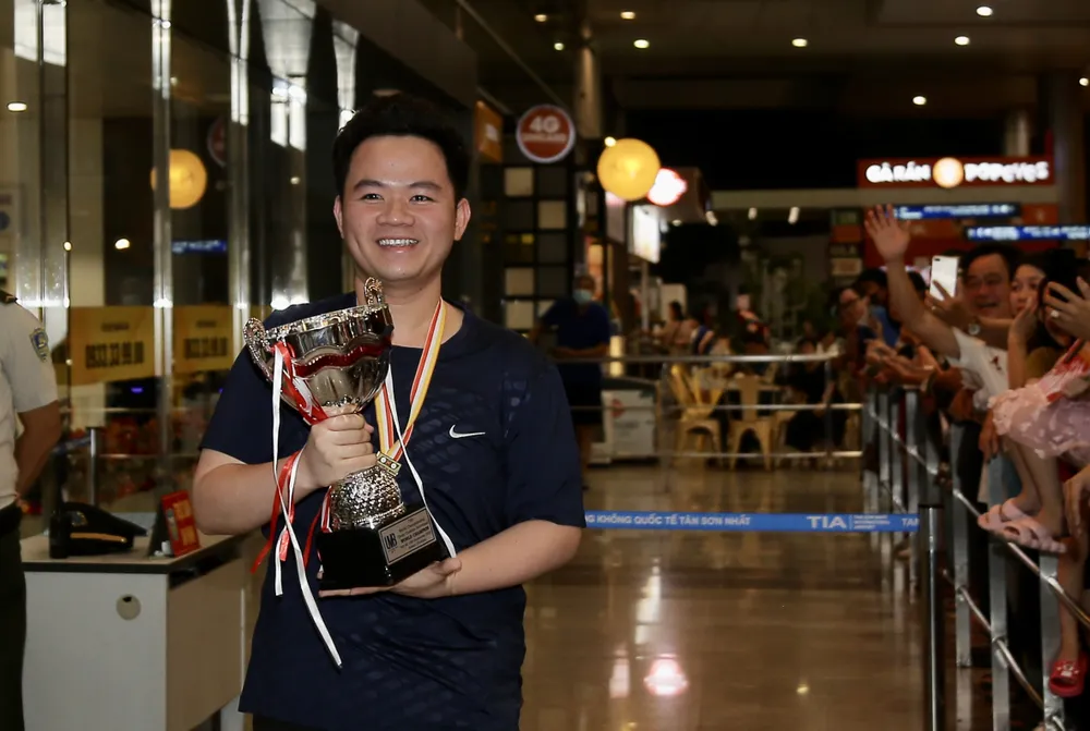 Bao Phương Vinh và nụ cười rạng rỡ bên chiếc cúp vô địch thế giới của mình trên đất Thổ Nhĩ Kỳ