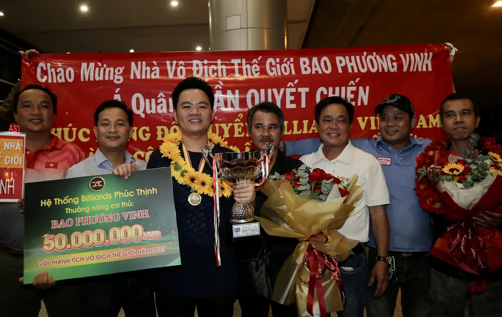 Bao Phương Vinh được thưởng nóng 50 triệu ngay tại sân bay Tân Sơn Nhất