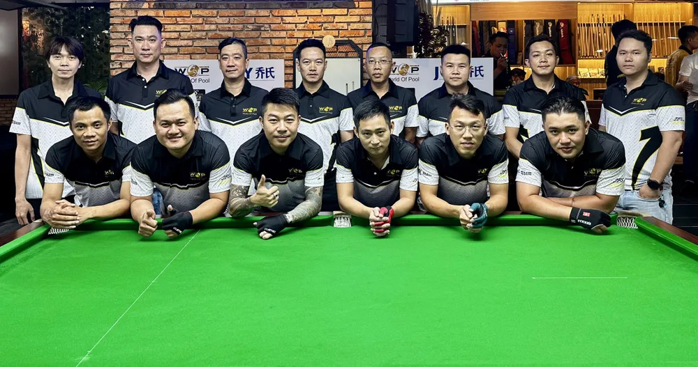 Các cơ thủ chụp ảnh lưu niệm trước khi bước vào thi đấu