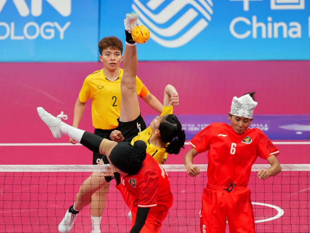 Càng thi đấu, các cô gái cầu mây Việt Nam càng tỏ ra bản lĩnh để có chiến thắng chung cuộc trước Indonesia 2-1