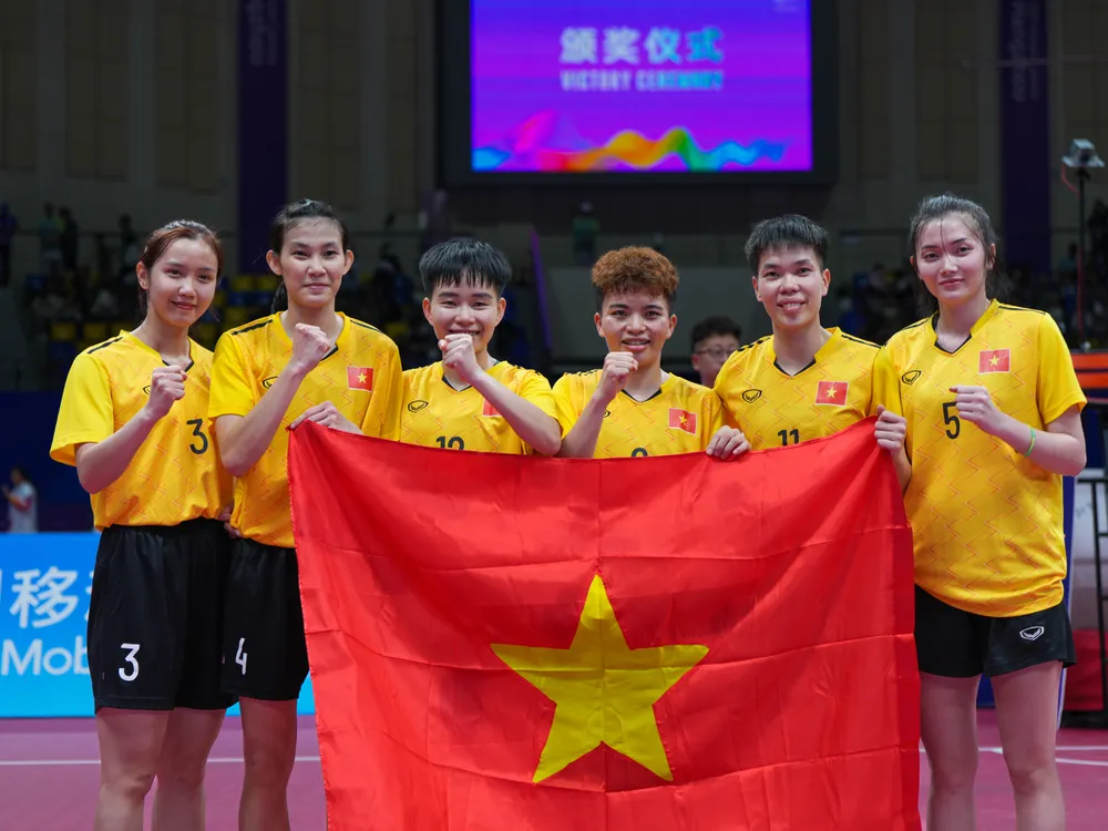 Các thành viên đội tuyển cầu mây nữ Việt Nam đoạt Huy chương Vàng ASIAD 19