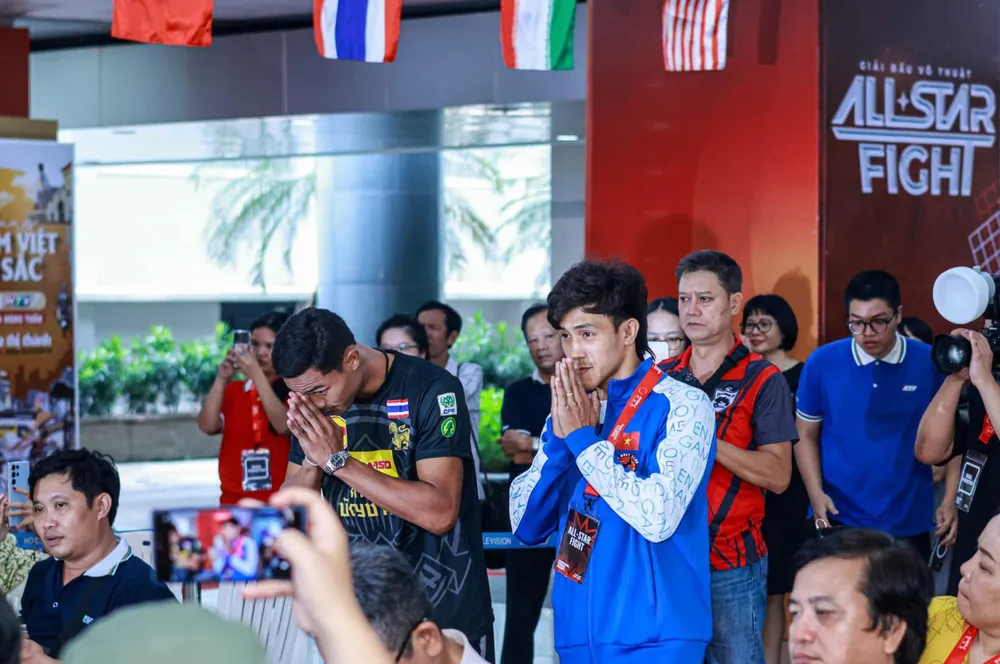 Các võ sĩ trong buổi họp báo tại đài truyền hình HTV