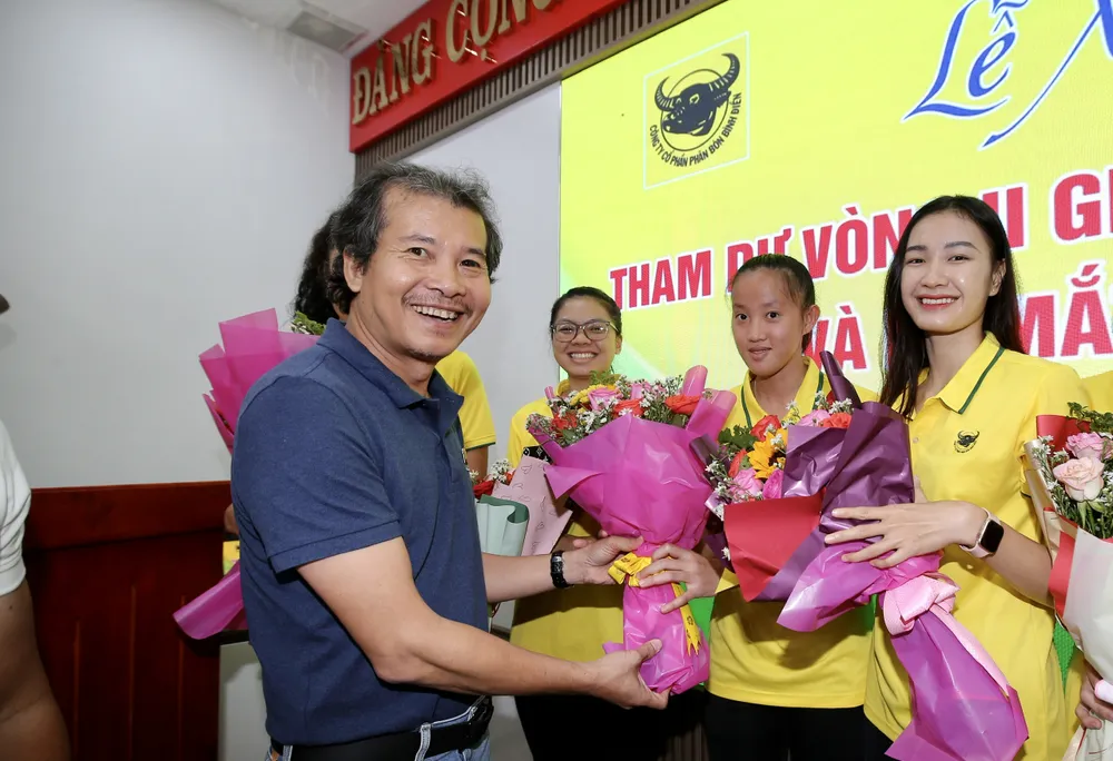 Ông Phan Văn Tâm - Phó tổng Giám đốc Cty cổ phần phân bón Bình Điền tặng hoa cho các VĐV nữ trong ngày lễ xuất quân 20-10.