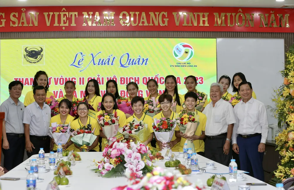 Đội bóng VTV Bình Điền chụp ảnh lưu niệm cùng các lãnh đạo ban ngành