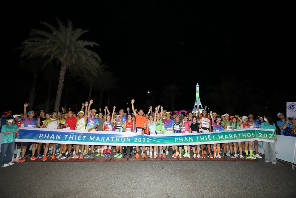 Các VĐV chuẩn bị xuất phát tại giải chạy "Phan Thiết Marathon 2023- Hành trình xanh"