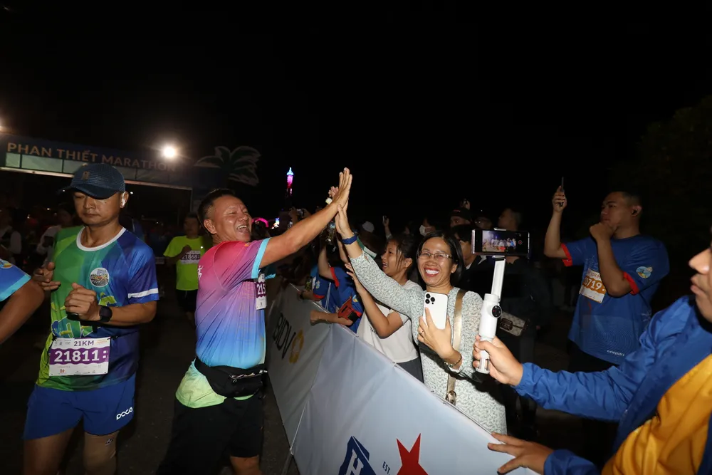 Hình ảnh dễ thương của VĐV và người hâm mộ tại Phan Thiết Marathon 2023- Hành trình xanh"