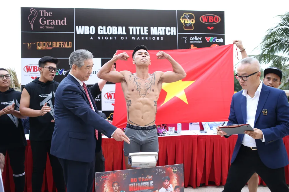 Trần Văn Thảo tong buổi cân ký trước trận đấu