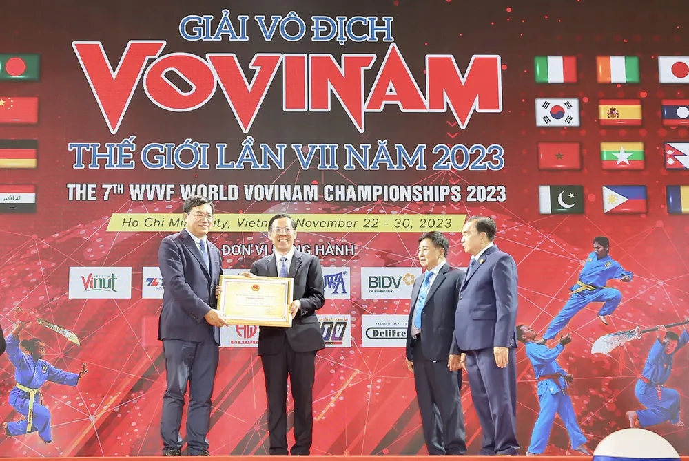 Đại diện LĐ Vovinam Việt Nam và Chủ tịch UBND TP HCM Phan Văn Mãi nhận bằng chứng nhận di sản văn hoá phi vật thể từ ông Đặng Hà Việt, Cục trưởng Cục TDTT - Bộ VHTTDL