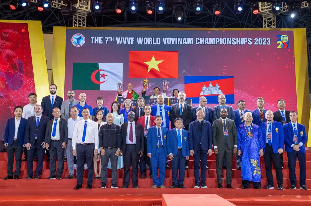 BTC các đoàn chụp ảnh lưu niệm ở ngày kết thúc giải