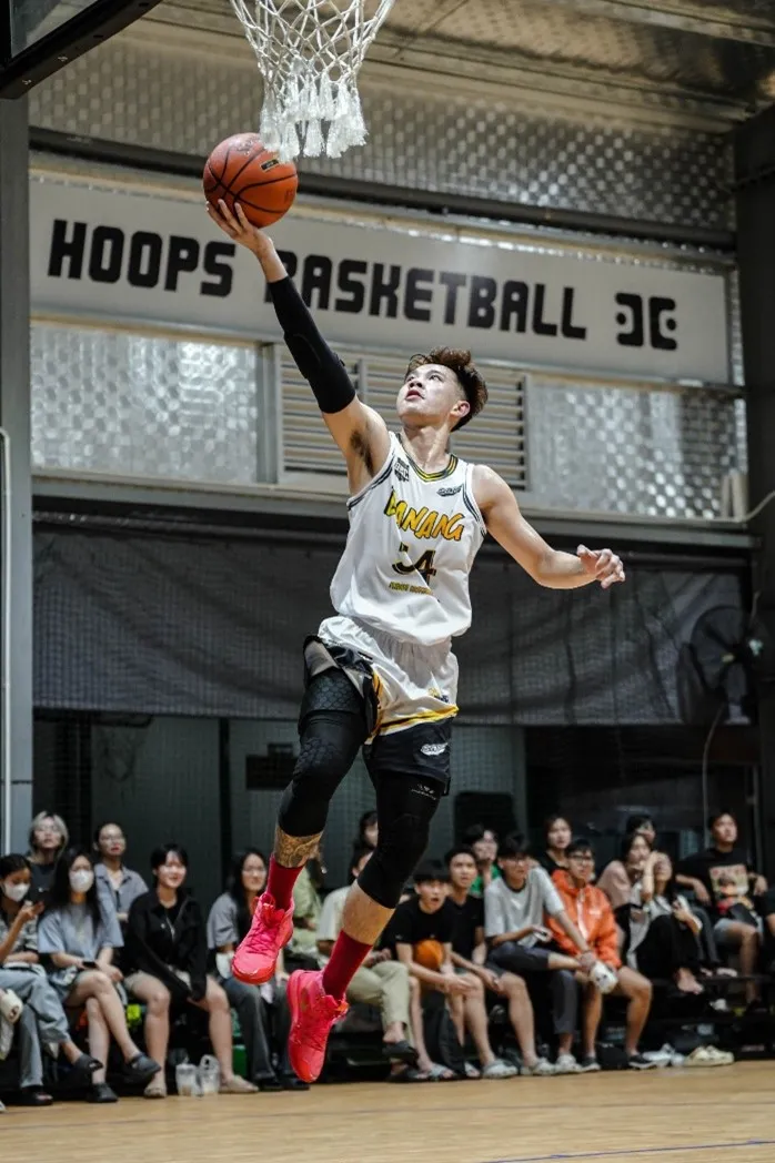 Nguyễn Đường Quang Anh thi đấu tại DBC 2024. Sau mùa giải, anh cũng tiếp bước đam mê tại thành phố biển và ký hợp đồng chính thức với Danang Dragons tại VBA 2024.jpg