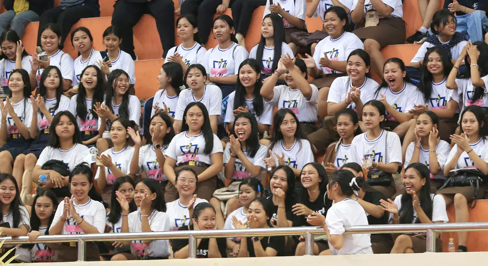 Đông đảo học sinh đến cổ vũ giải đấu.JPG