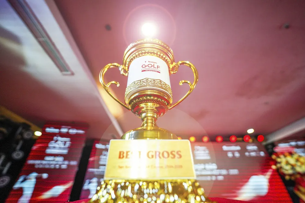 Ban tổ chức Giải Golf Tiền Phong Championship 2025 giới thiệu chiếc cúp vô địch. Ảnh: Quỳnh Mai
