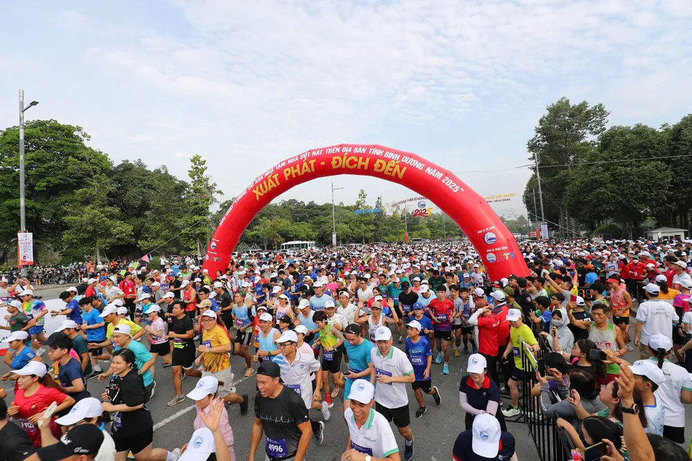 Với thông điệp “Chạy vì mái ấm – Trao yêu thương – Nhận hạnh phúc”, giải đấu thu hút hơn 10.000 vận động viên. Ảnh: Quỳnh Mai