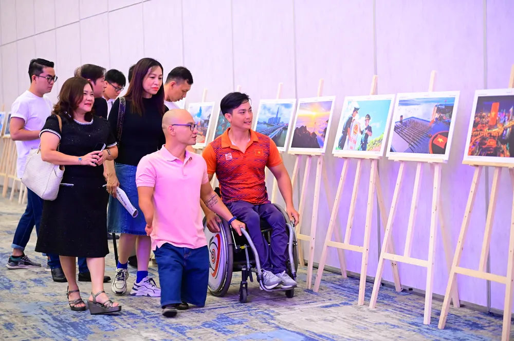 Các đại biểu xem ảnh cuộc thi ảnh, video “Việt Nam hạnh phúc – Happy Vietnam 2025”. Ảnh: Quỳnh Mai 