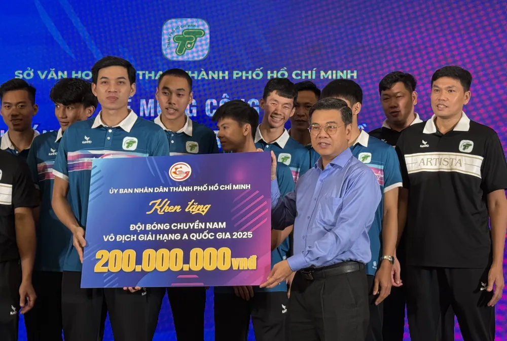 UBND TPHCM khen tặng đội bóng chuyền Nam vô địch giải hạng A Quốc gia 2025. Ảnh: Quỳnh Mai