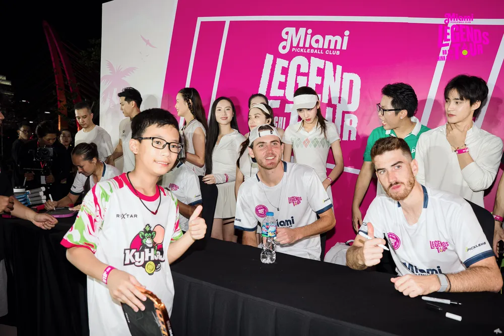 Các bạn trẻ Việt Nam thích thú khi được giao lưu với các VĐV Pickleball quốc tế. Ảnh: Quỳnh Mai