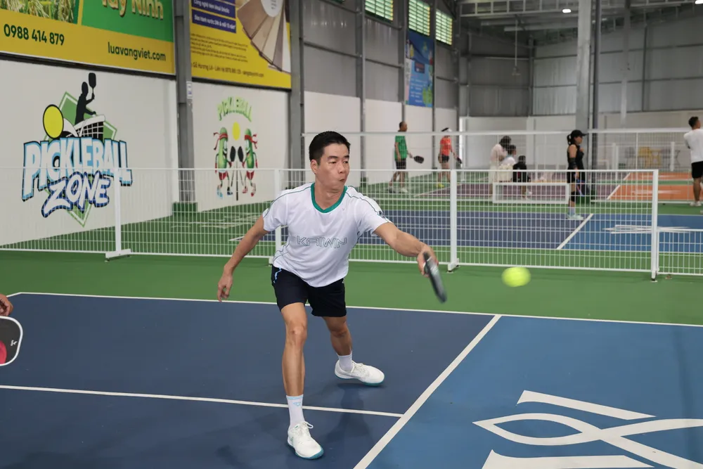 Dương Cao – Huấn luyện viên Việt Nam đầu tiên được Hiệp hội Pickleball Châu Á (APBA) công nhận chính thức và ủy quyền đào tạo, trực tiếp giảng dạy. Ảnh: Quỳnh Mai