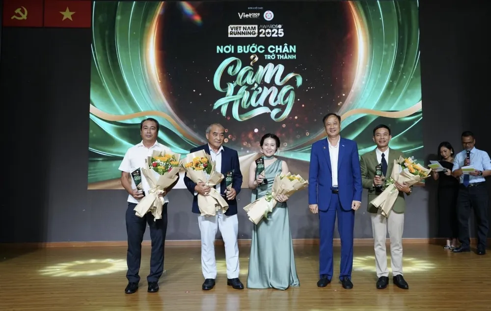 Ông Nguyễn Mạnh Hùng – Tổng Thư ký Liên Đoàn Điền Kinh Việt Nam tặng hoa và kỷ niệm chương chúc mừng Ban tổ chức. Ảnh: Quỳnh Mai