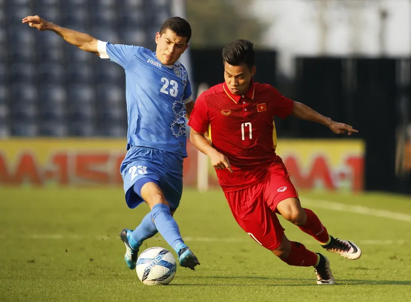 Văn Thanh nỗ lực đi bóng trước sự đeo bám của cầu thủ Uzbekistan. Ảnh: ANH TRẦN