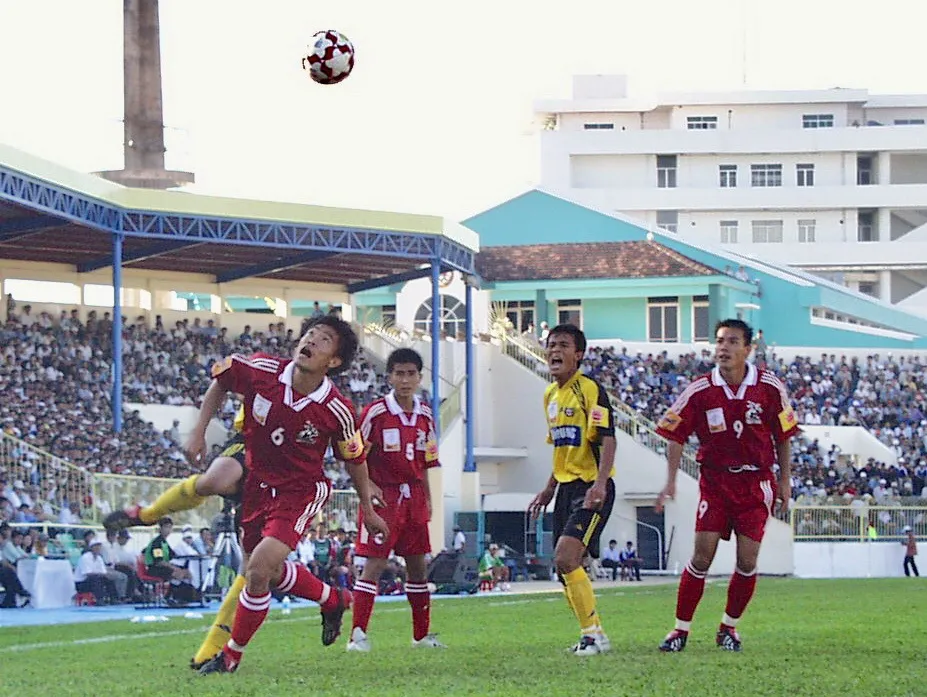 Anh Tuấn (áo vàng) khi còn thi đấu cho đội Đồng Tháp. Ảnh: QUỐC CƯỜNG