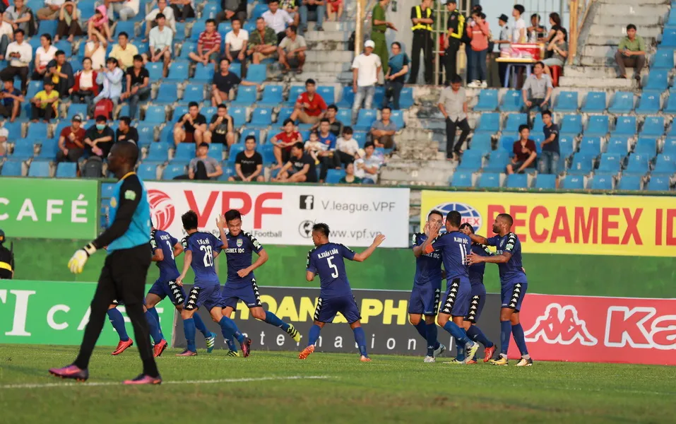 Niềm vui của B.Bình Dương sau bàn mở tỷ số. Ảnh: NGUYỄN HOÀNG