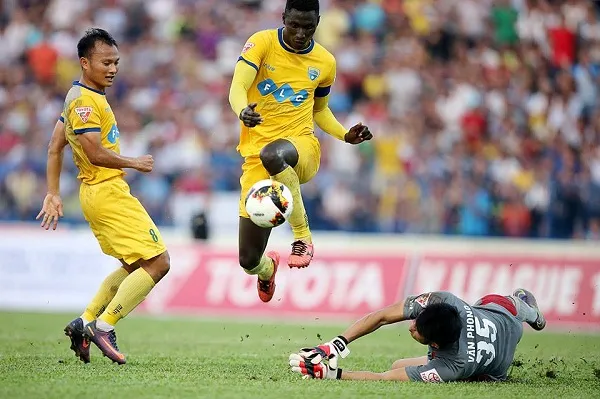 Trọng Hoàng và Omar, hai trụ cột trên hàng công của Thanh Hóa. Ảnh: MINH HOÀNG