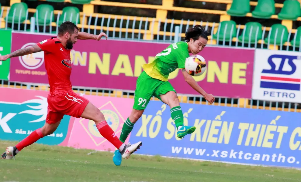 Một pha sóng gió trước vòng 16m50 của đội TPHCM. Ảnh: DƯƠNG THU