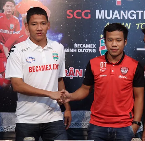 Anh Đức cùng đội B.Bình Dương trong một trận giao hữu quốc tế gần đây