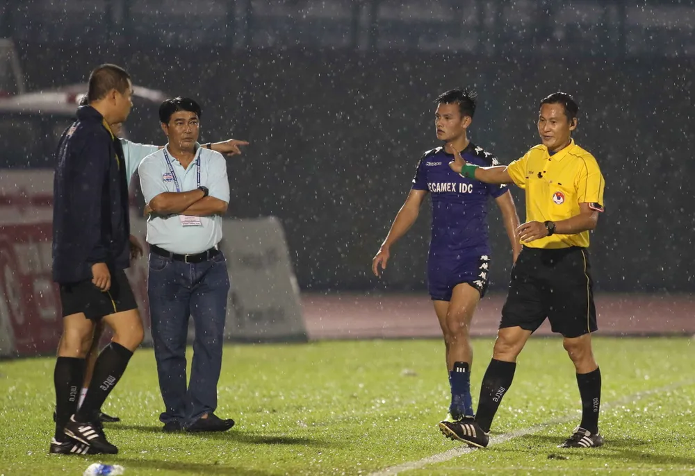 Trọng tài Trần Văn Lập – Làm nóng chiều mưa trên sân Bình Dương ảnh 4