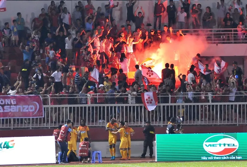 Hình ảnh đốt pháo sáng vốn thường xuất hiện tại V-League do một nhóm CĐV thiếu ý thức. Ảnh: NGUYỄN NHÂN