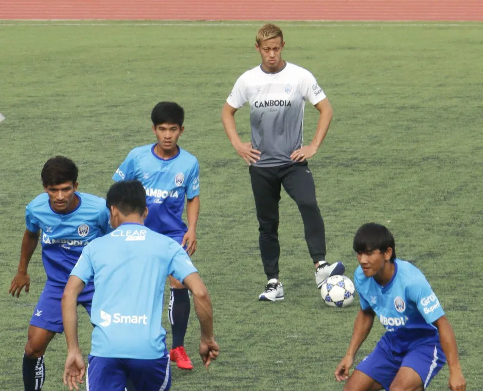 HLV Honda cùng các cầu thủ đội Campuchia