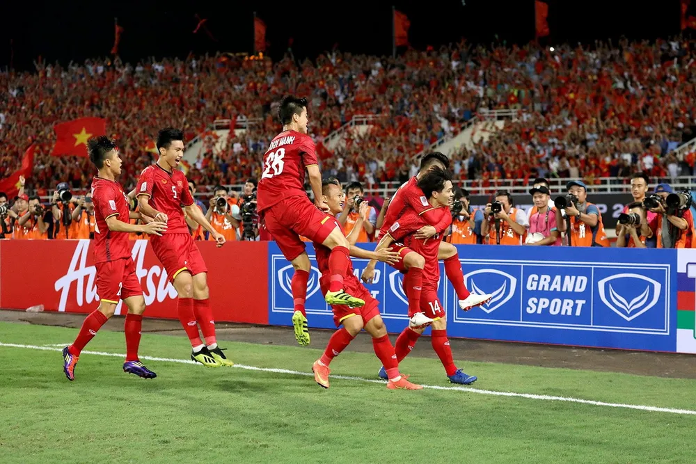 Đồng đội chia vui cùng Công Phượng sau bàn thắng. Ảnh: MINH HOÀNG