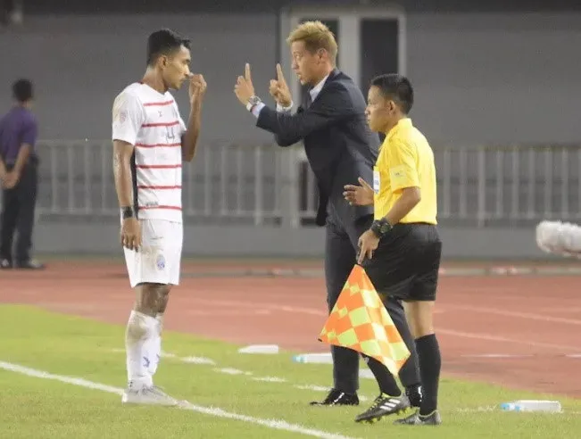 HLV Honda đang dặn dò Reung 