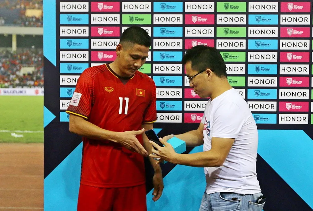 Anh Đức nhận phần thưởng sau trận đấu. Ảnh: MINH HOÀNG