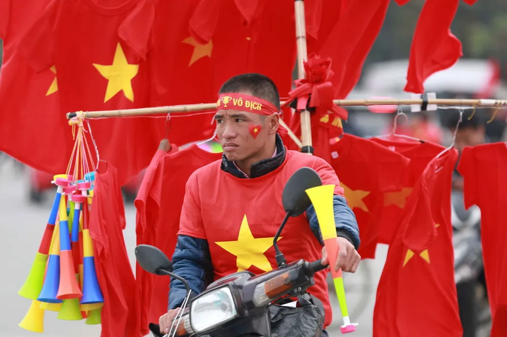 Mỹ Đình tràn ngập sắc đỏ - vàng trước trận chung kết AFF Cup ảnh 6