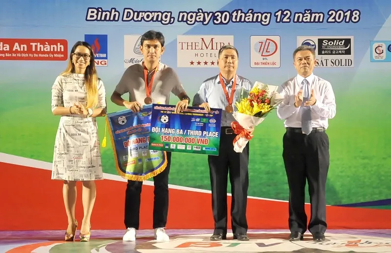 Tân vương HA.GL bị dội mưa bàn thắng trong ngày nâng Cúp ảnh 2