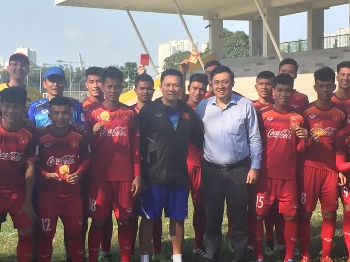 Lãnh đạo VFF đến thăm và chúc Tết đội U.22 Việt Nam ảnh 1