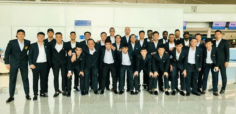 Toàn đội tại sân bay Tân Sơn Nhất trước giờ bay. Ảnh: ANH TRẦN