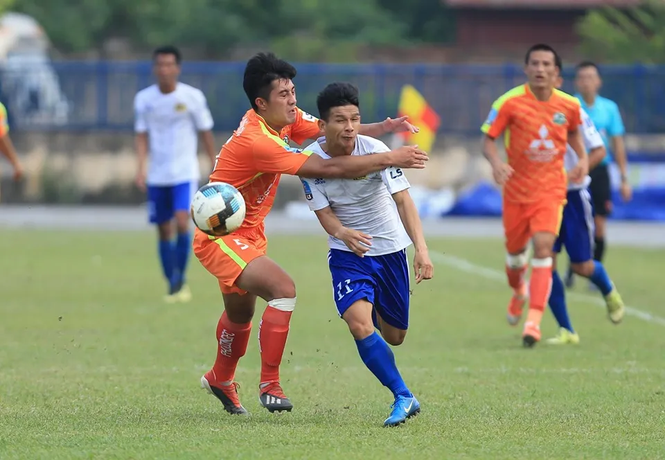 Phù Đổng (áo cam) đã có trận thắng đầu tiên sau 8 vòng đấu. Ảnh: MINH HOÀNG