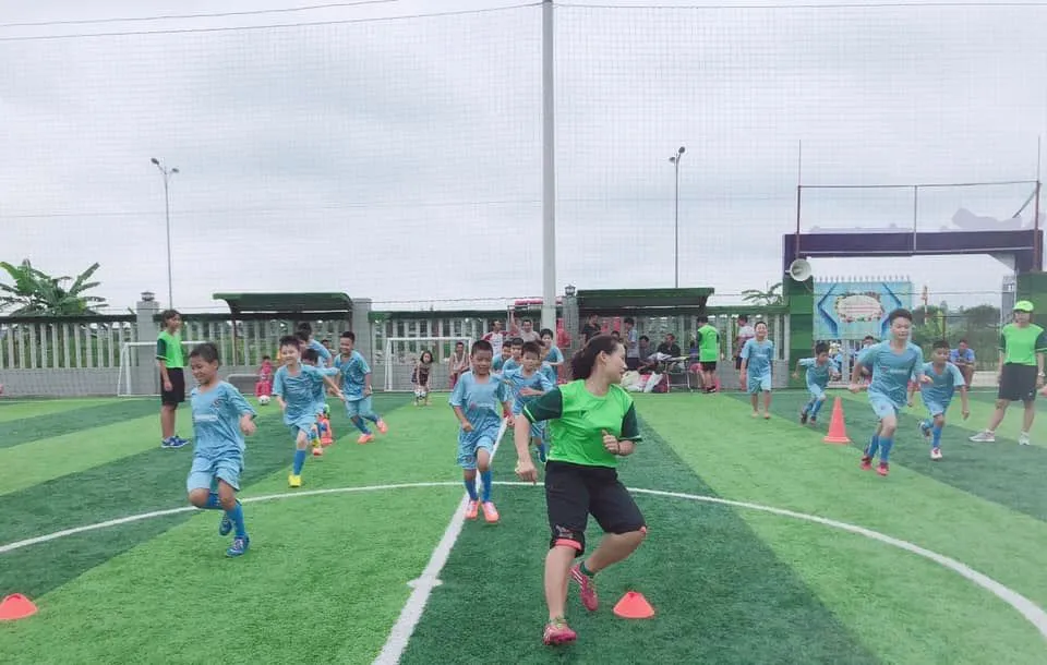 Cô trò Văn Thị Thanh trên sân tập. Ảnh: Anh Trần